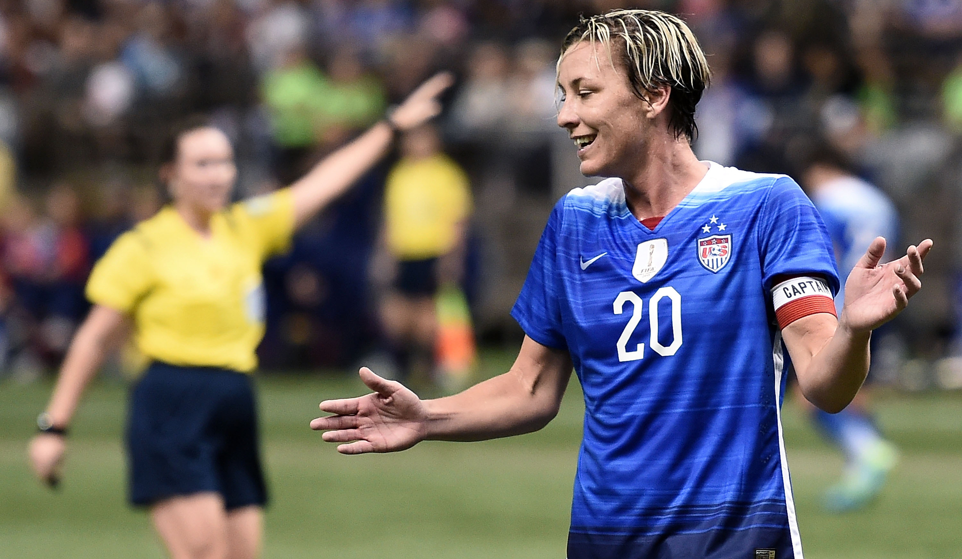 Abby Wambach's career ends with hugs and ovations from USWNT teammates