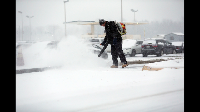 Airlines offering weather travel waivers ahead of expected winter storm