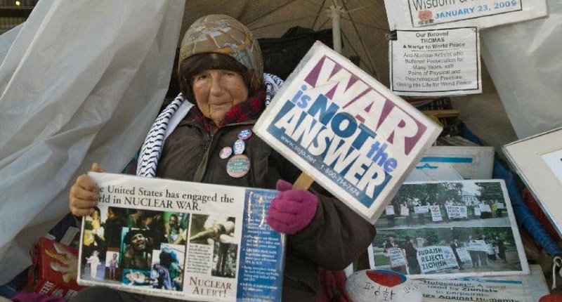 Protestor who held three-decade-long vigil outside White House dies